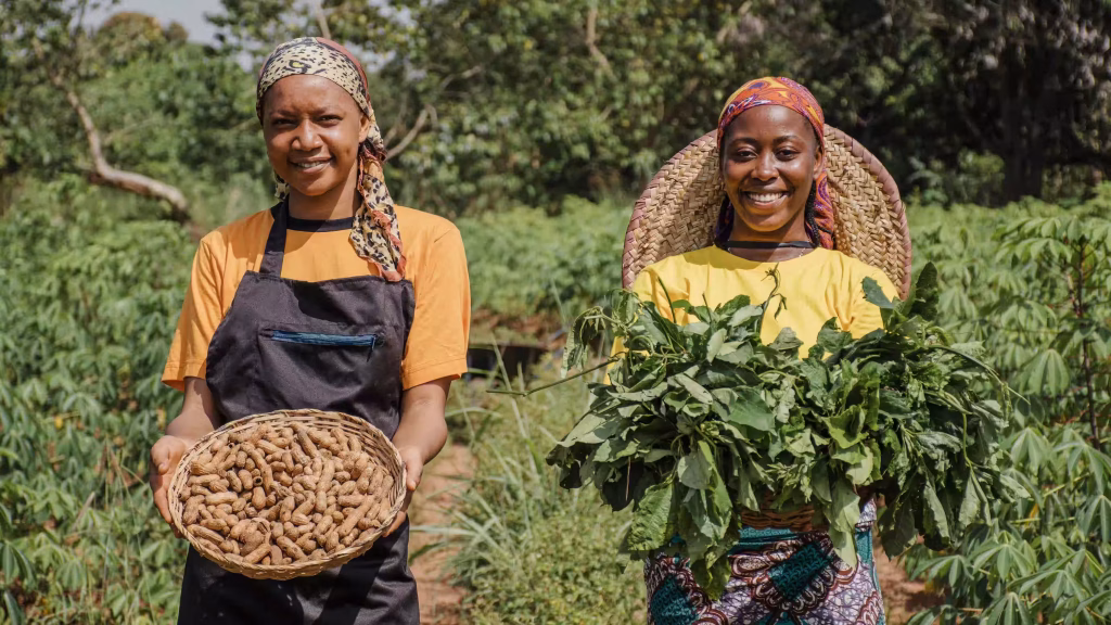 countryside-women-out-field-posing